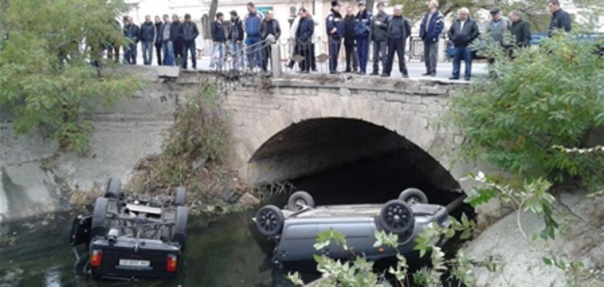 В Крыму две машины слетели в реку (добавлены фото). Видео