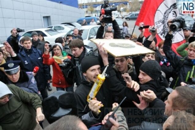 Киевская милиция подралась с 'Братством' из-за Мазурка (добавлено видео)