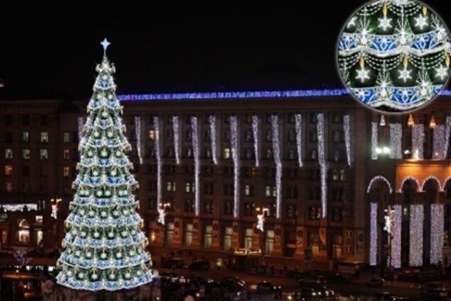 На Майдане начинают устанавливать новогоднюю елку