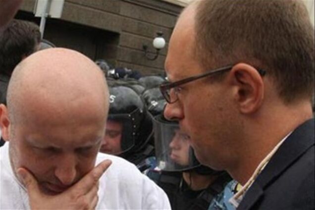 Турчинов: Яценюк не должен слагать полномочия лидера