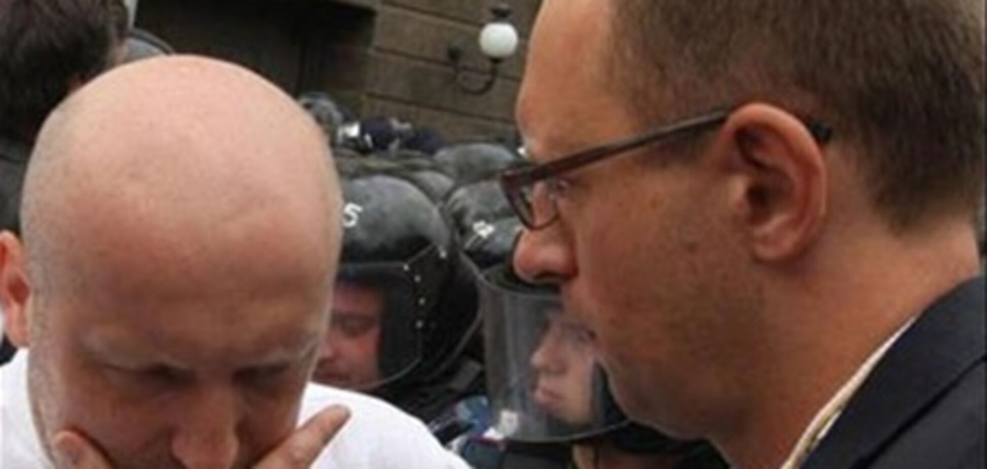 Турчинов: Яценюк не должен слагать полномочия лидера