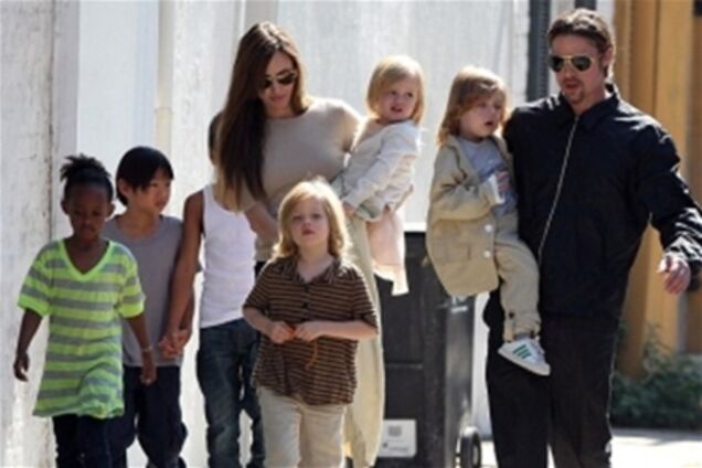 Дети Джоли отправили письма Санта-Клаусу