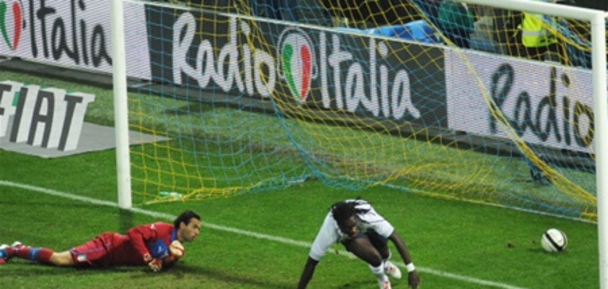 Товарищеские матчи футбольных сборных завершились неожиданными результатами