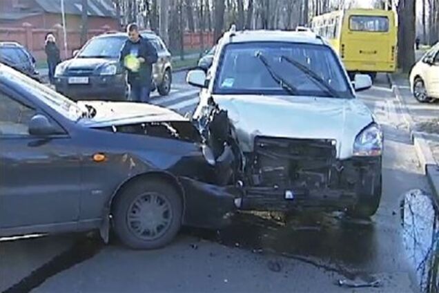 В Киеве женщина протаранила три машины и сбила бабушку 