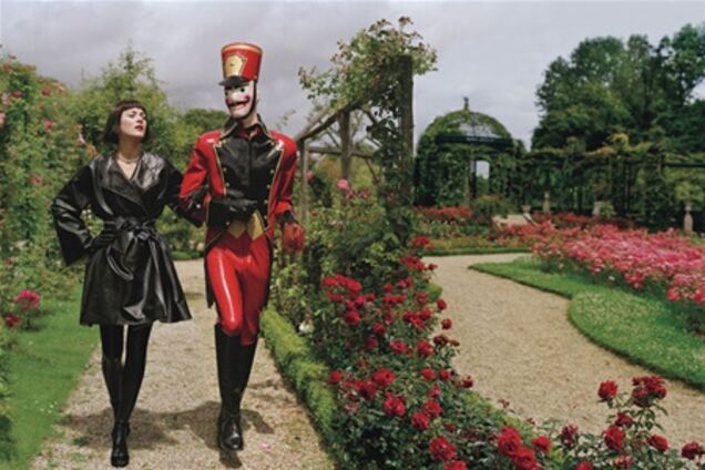 Марион Котийяр захомутала солдатика для W. Фото