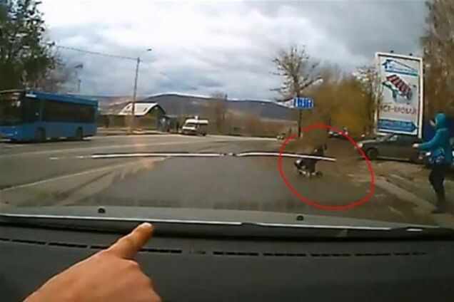 Мама засмотрелась, а коляска покатилась на трассу. Видео