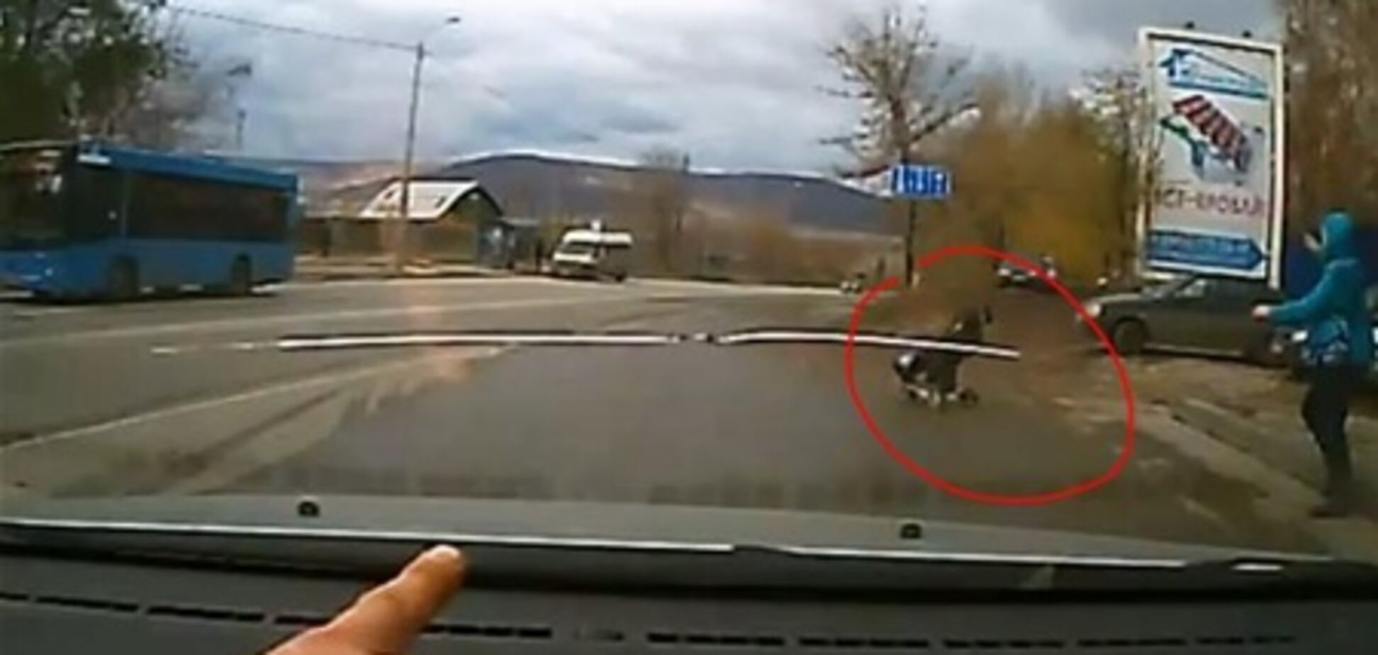 Мама засмотрелась, а коляска покатилась на трассу. Видео