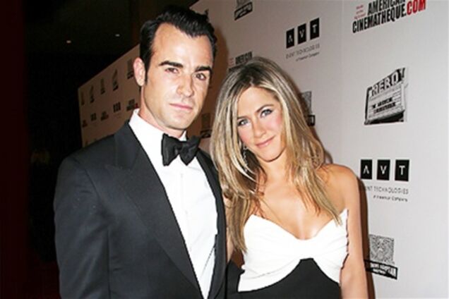 Энистон нарядилась на торжественную церемонию. Фото