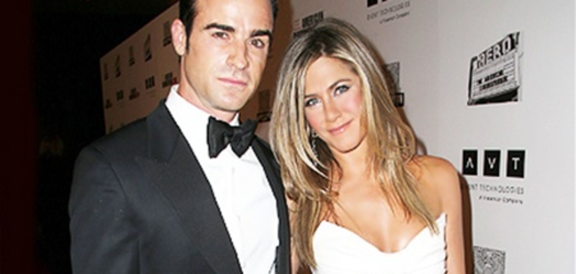 Энистон нарядилась на торжественную церемонию. Фото