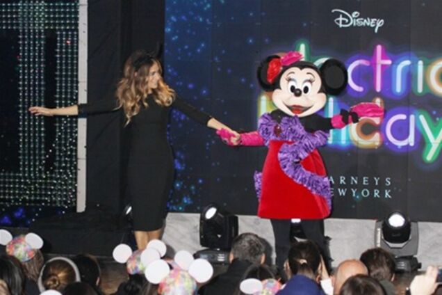 Паркер выплясывает с Минни Маус на Barney's New York. Фото