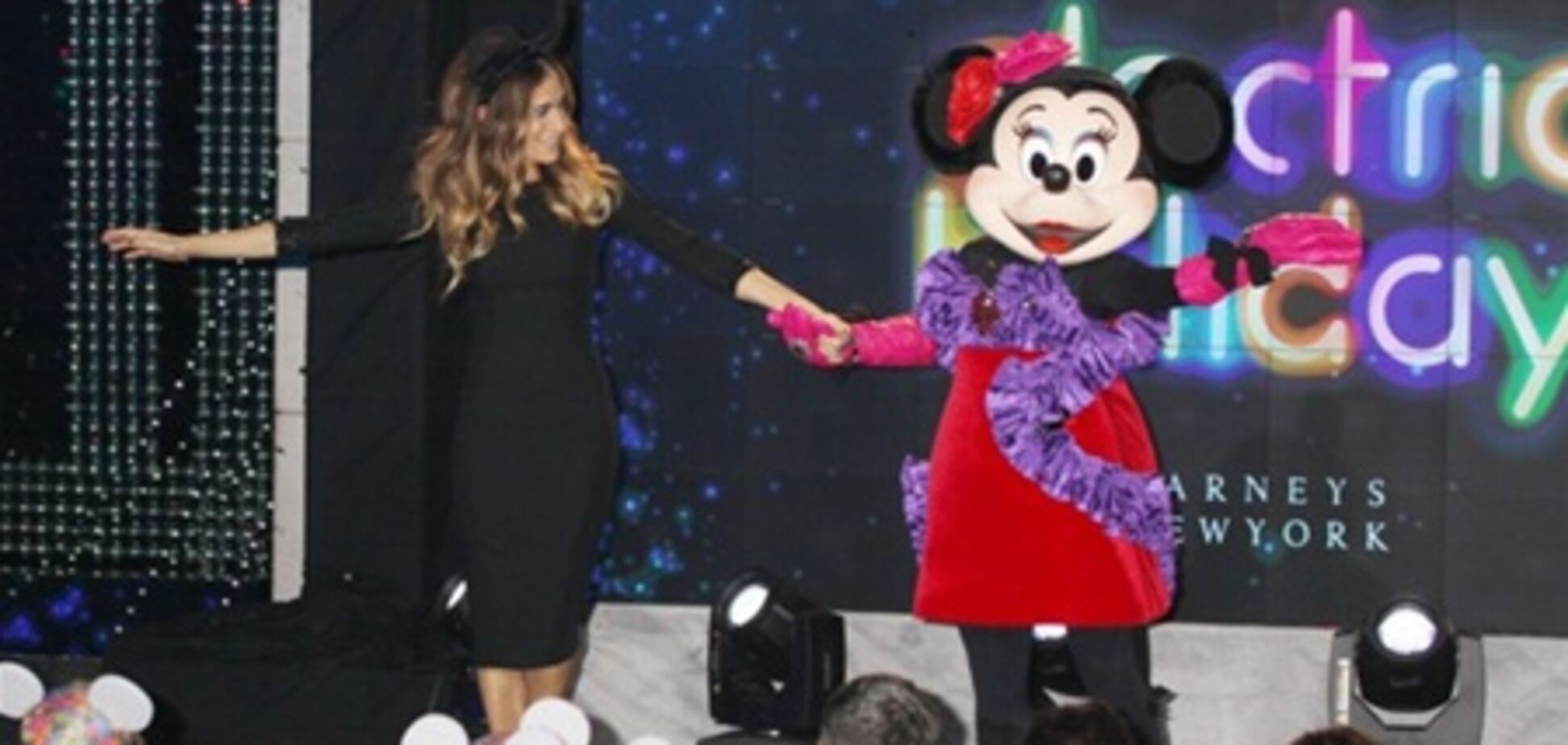 Паркер выплясывает с Минни Маус на Barney's New York. Фото