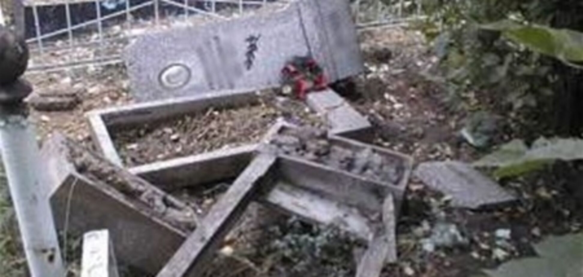 На Луганщине 15-летний вандал разворотил кладбище