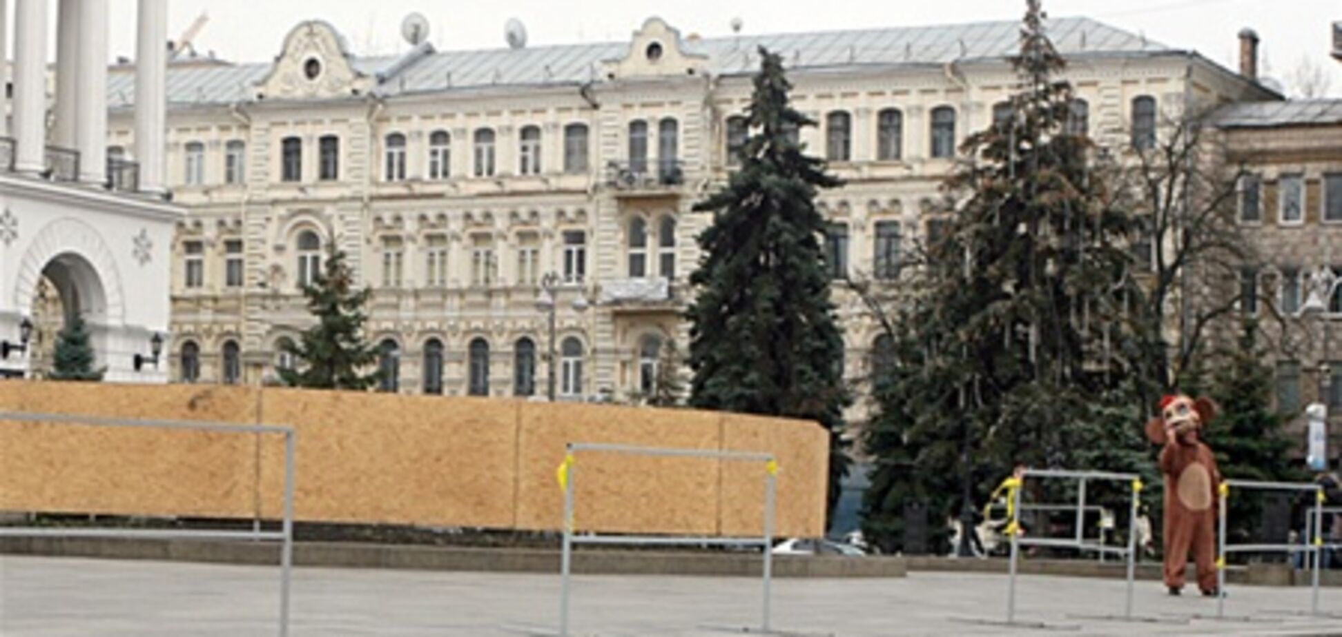 На Майдане подготовили клумбу для новогодней елки