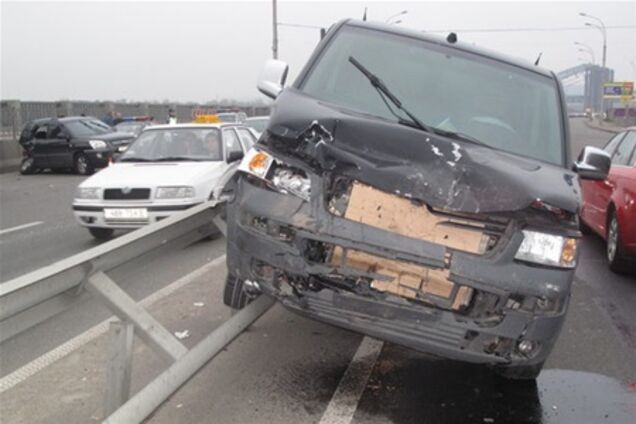 В Киеве в столкновении микроавтобуса и джипа пострадали дети