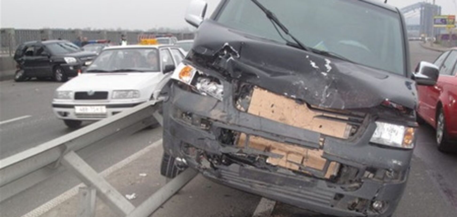 В Киеве в столкновении микроавтобуса и джипа пострадали дети