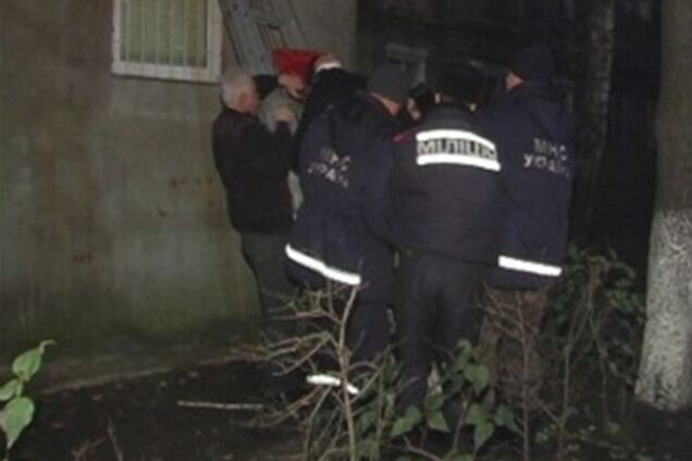 Ночью киевлянка выпала из окна третьего этажа 