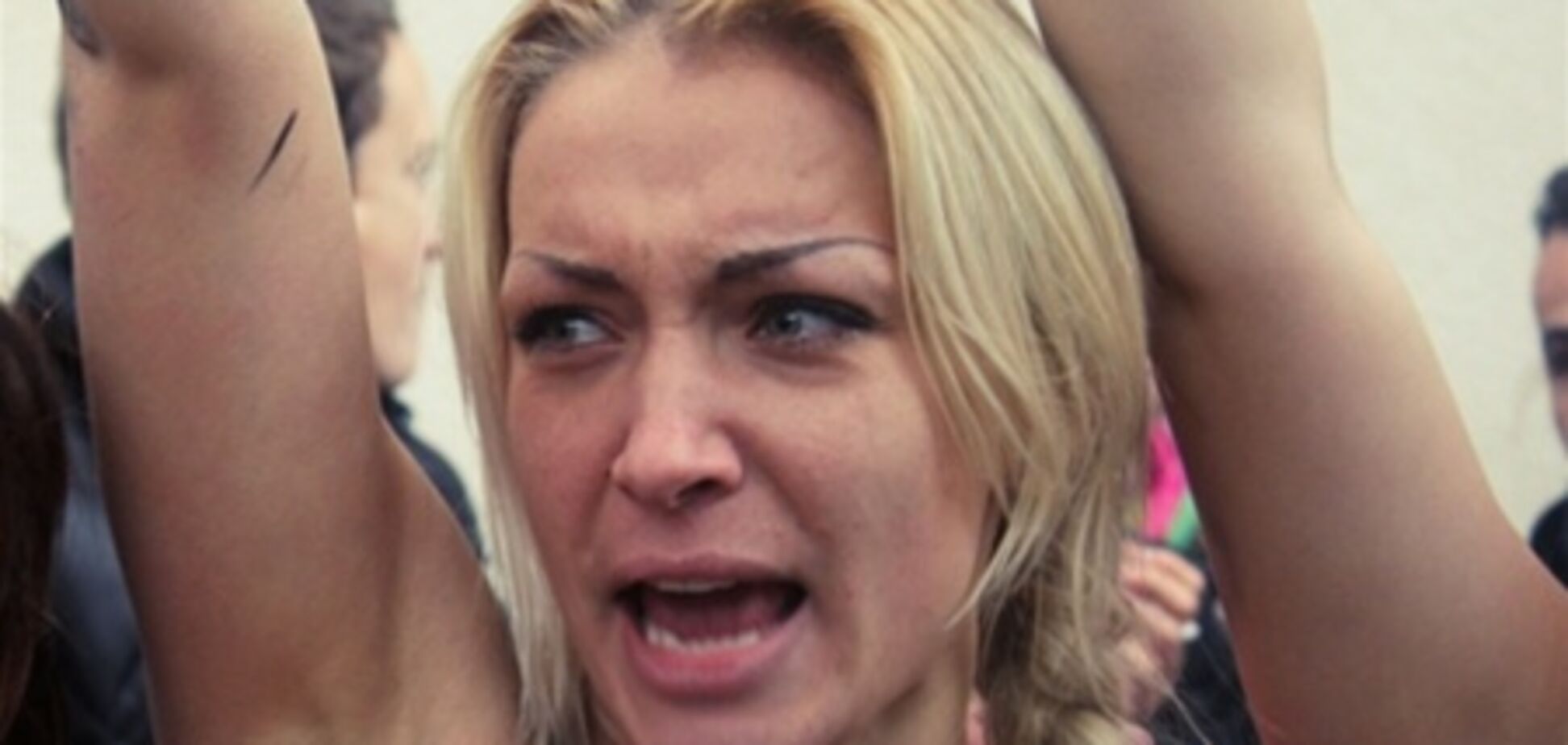 Лидеру FEMEN выбили зуб. Фото