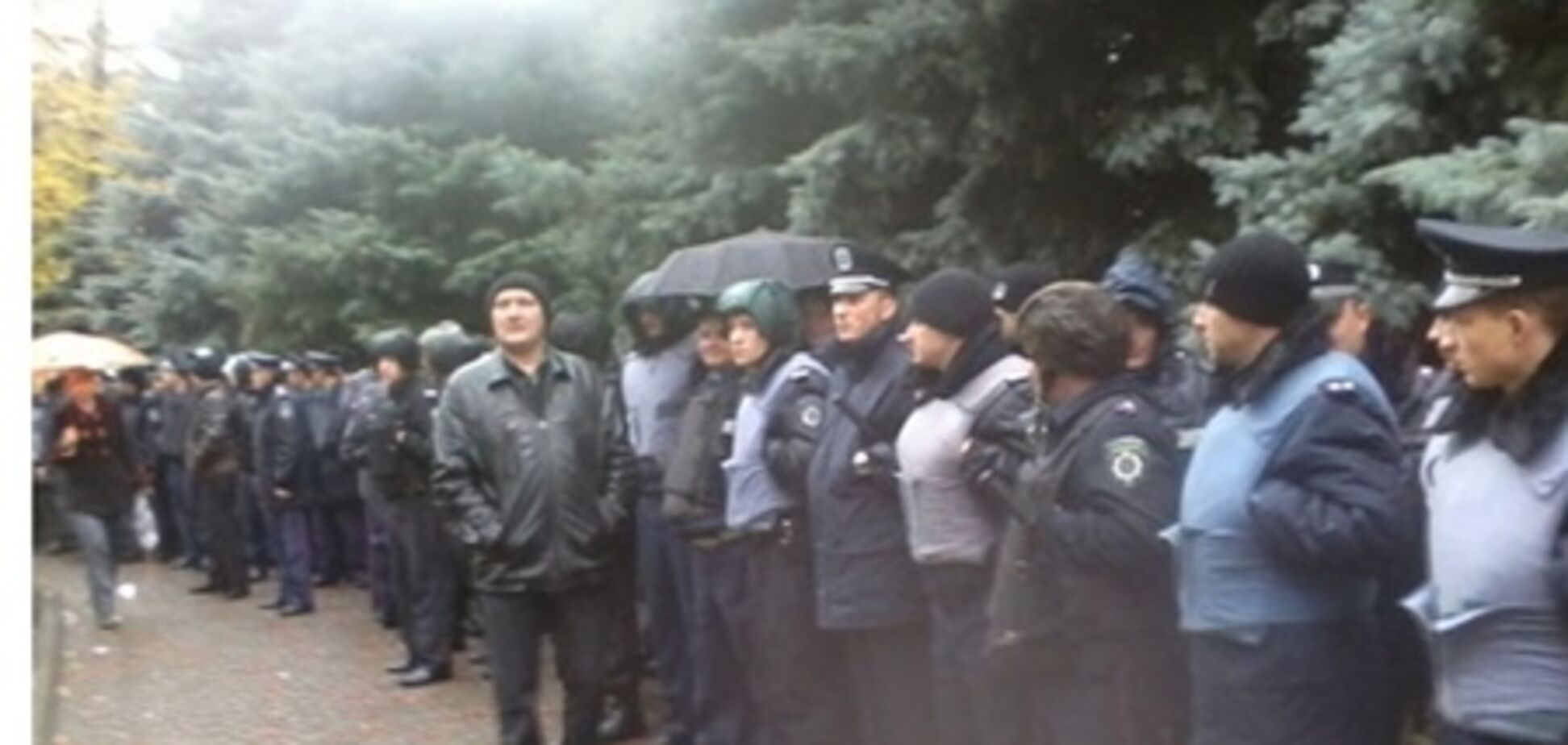 Силовики оцепили подход к зданию ОИК №132 в Первомайске