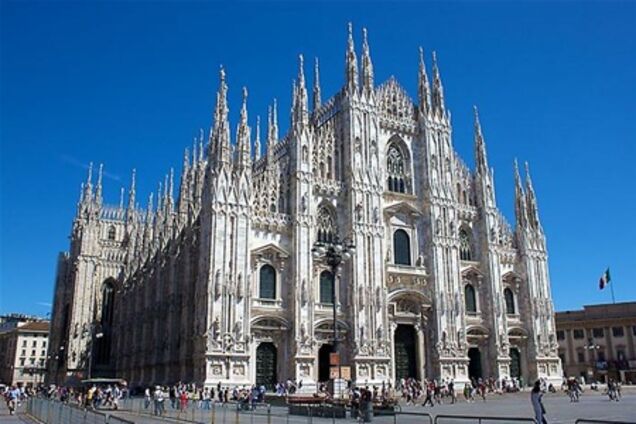 Миланский собор выгравирует под шпилем имя своего спонсора