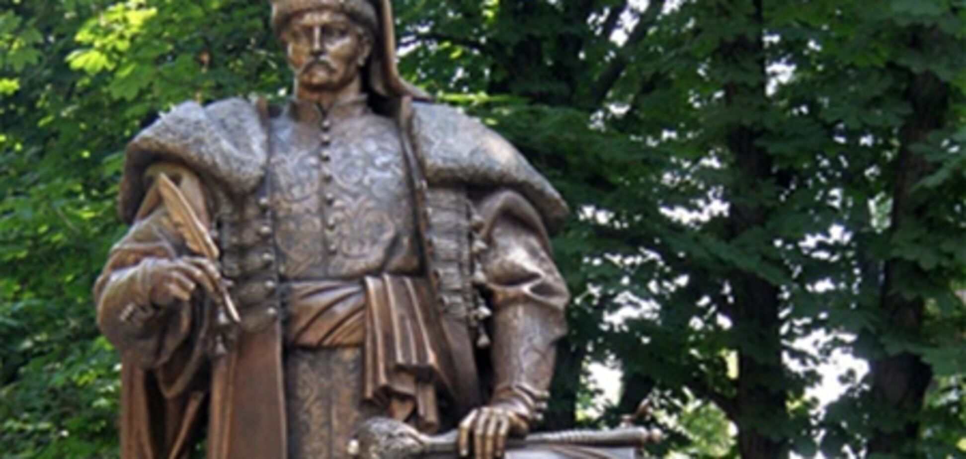 Чиновник присвоил деньги на киевский памятник