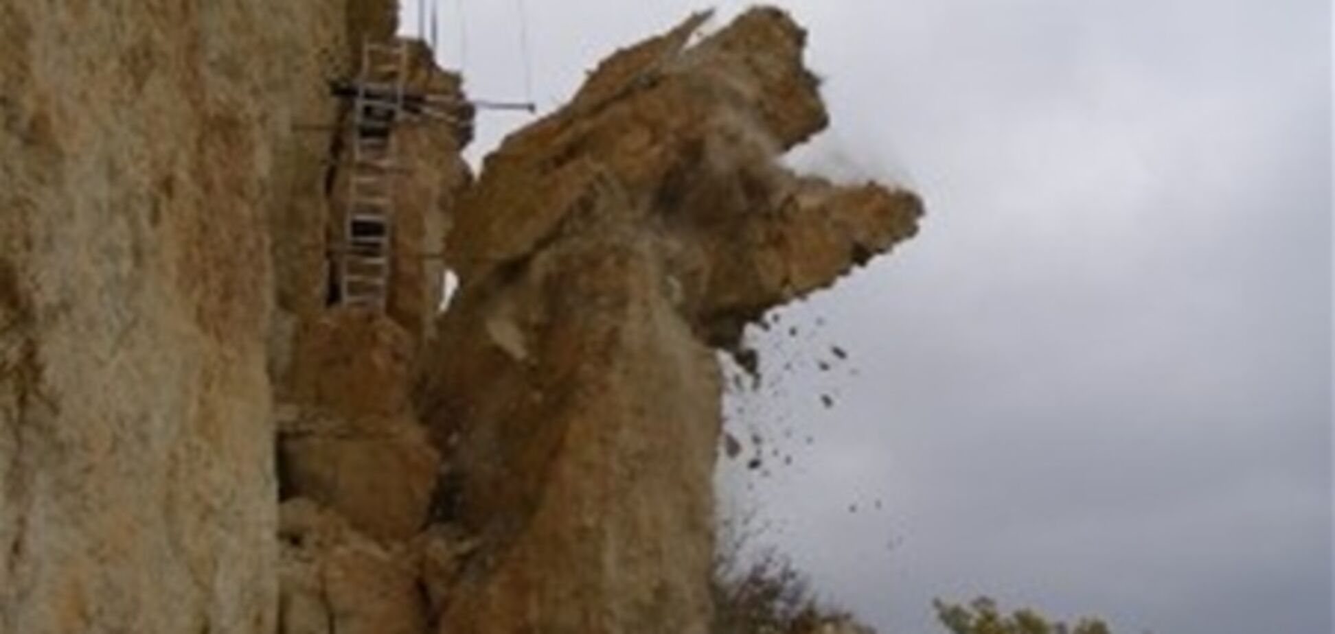 В Крыму обвалили в море скалу-убийцу весом 500 тонн. Фото