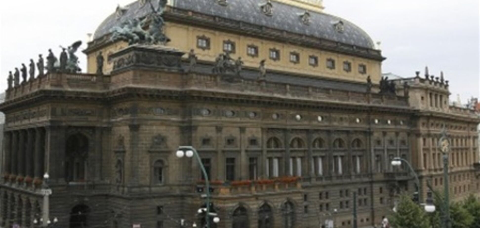 В Праге посетителям Национального театра предлагают сауну