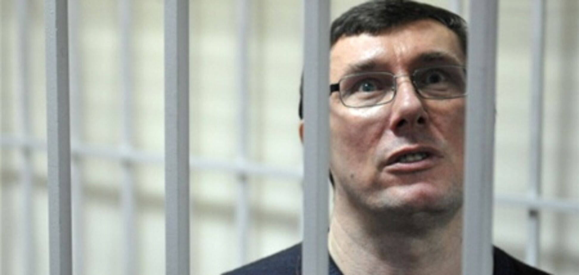 Луценко у в'язниці склеїв тисячі конвертів