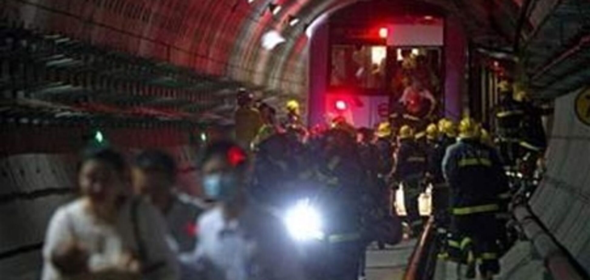 У Кореї в тунелі метро зіткнулися потяги: є постраждалі