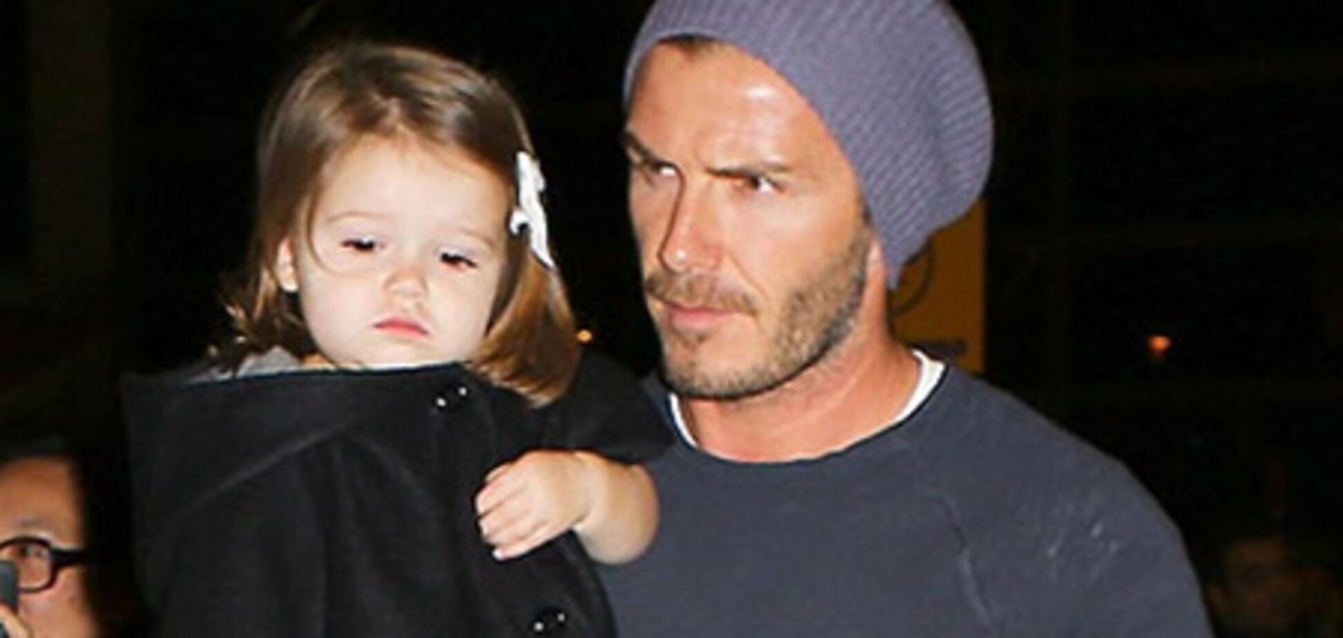 Семейство Бекхэмов собралось в аэропорту. Фото