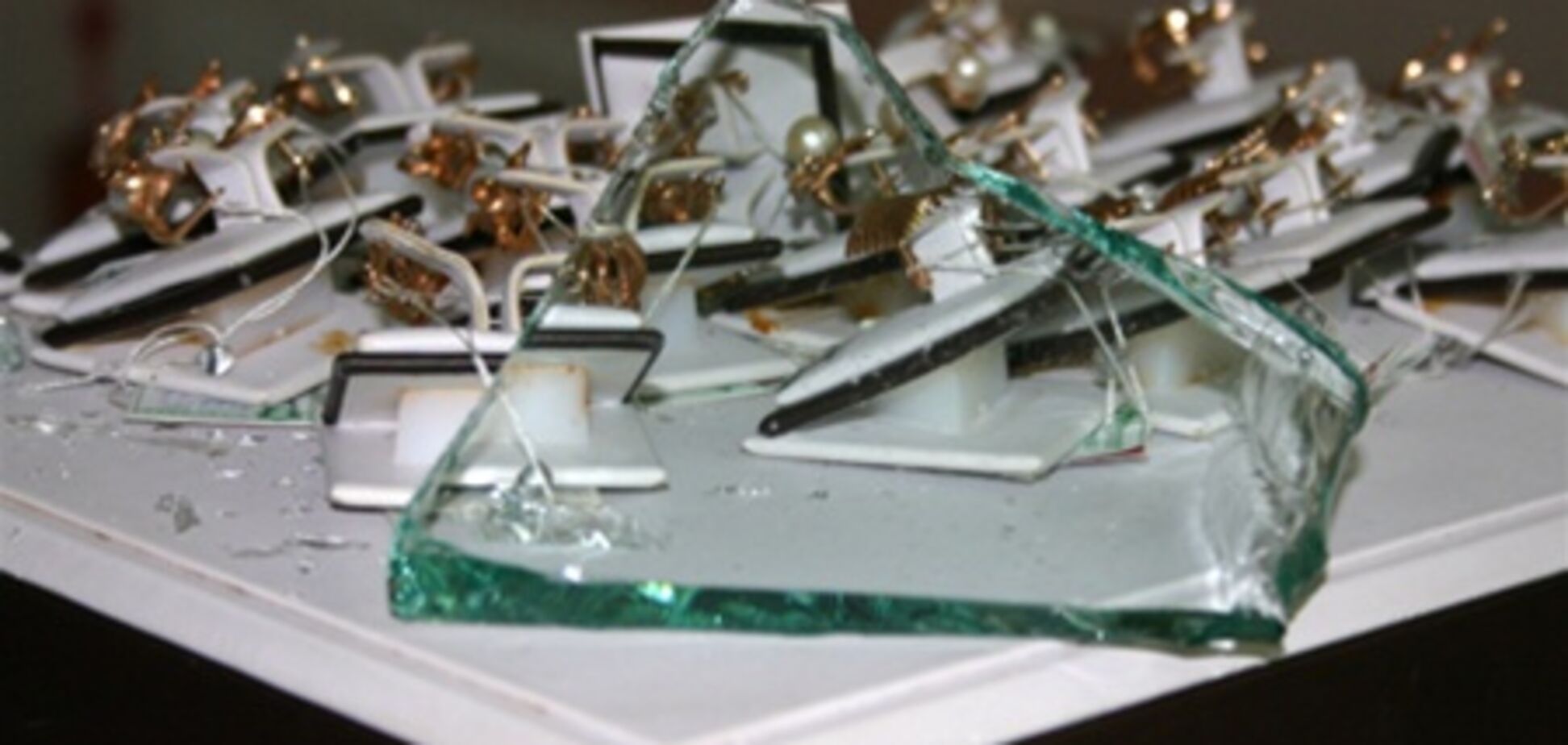 Милиция: грабитель ювелирного в Мариуполе не хочет возвращаться на место преступления