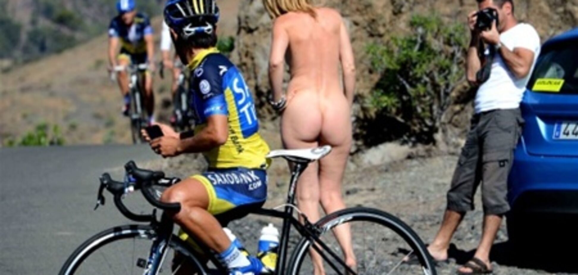 Голая фотомодель прервала тренировку победителя 'Тур де Франс'. Фото