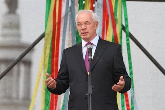 Азаров распорядился разобраться с невыплатой зарплат