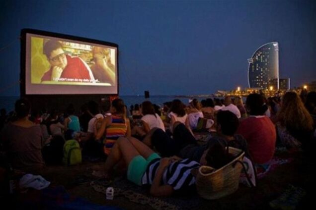 На курорте Бол Харбор во Флориде для туристов открылся пляжный киносезон