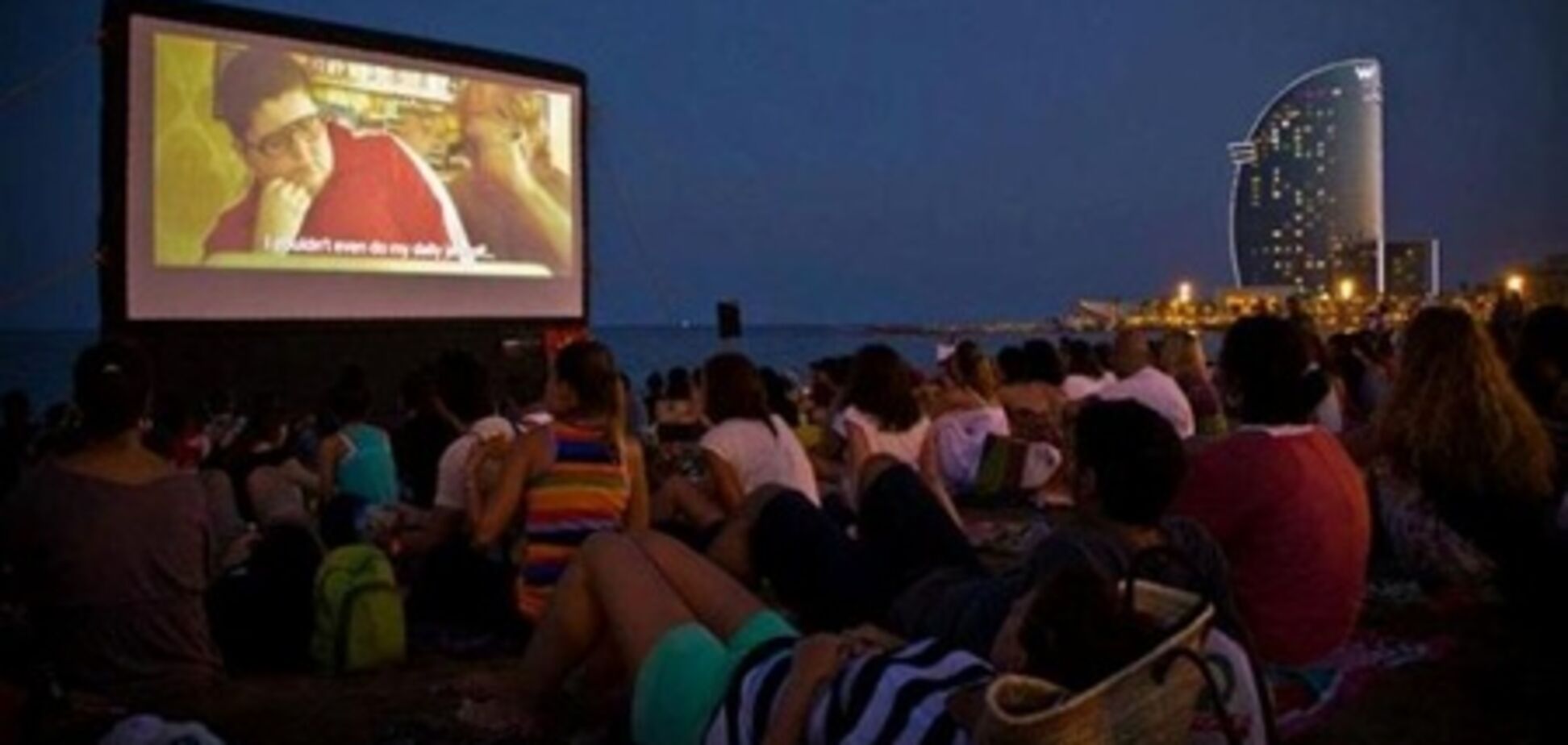На курорте Бол Харбор во Флориде для туристов открылся пляжный киносезон