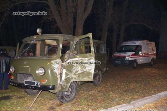 В Киеве солдат выпал из машины и погиб 