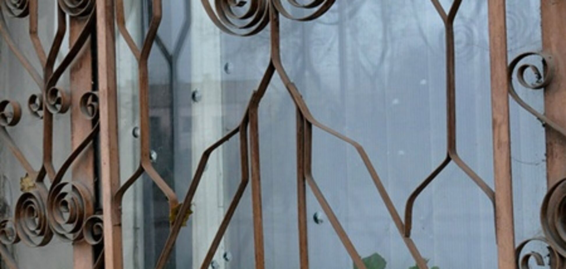 В Запорожье обстреляли здание управления образования. Фото