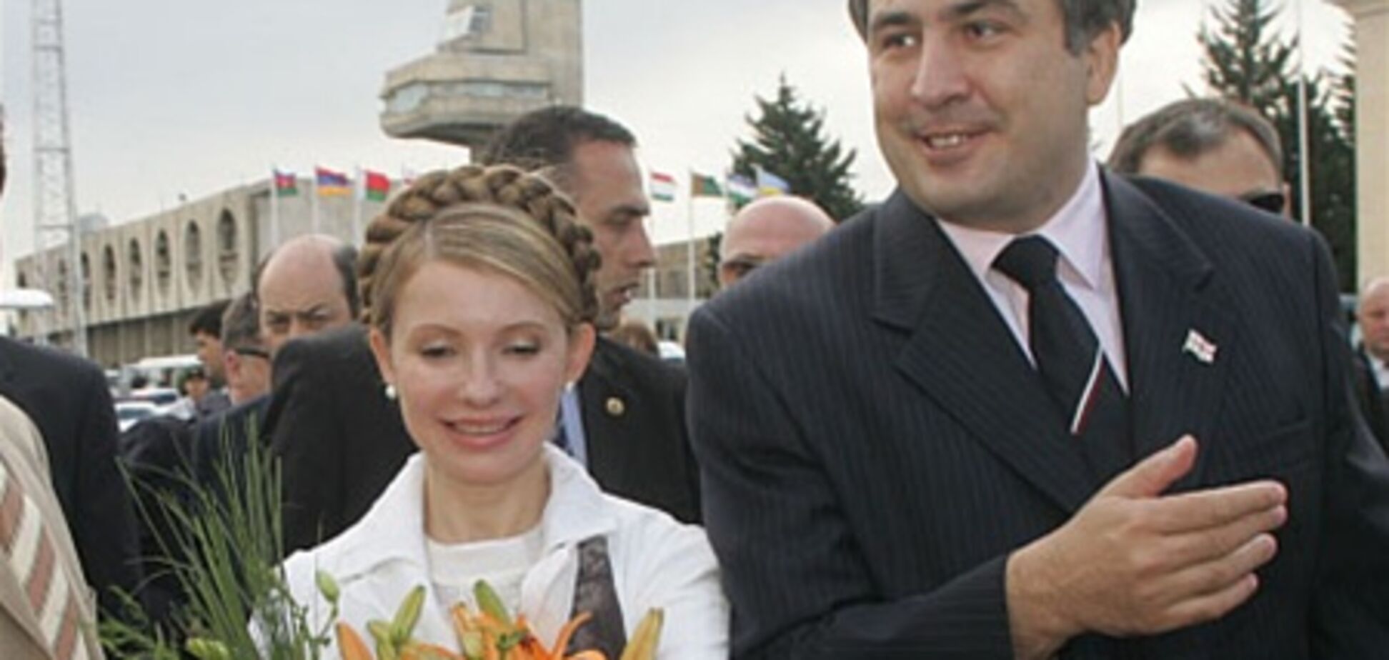 Саакашвили считает, что не похож на Тимошенко, 'по крайней мере, прической'