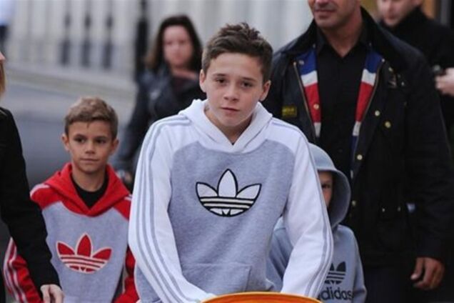 Детишки Бекхэмов сами ходят в гости. Фото