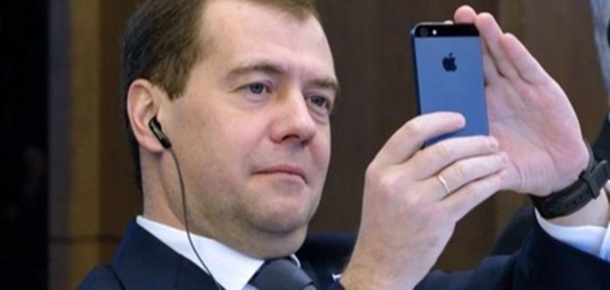 Россияне 'лайкают' фото Дмитрия Медведева с iPhone 5