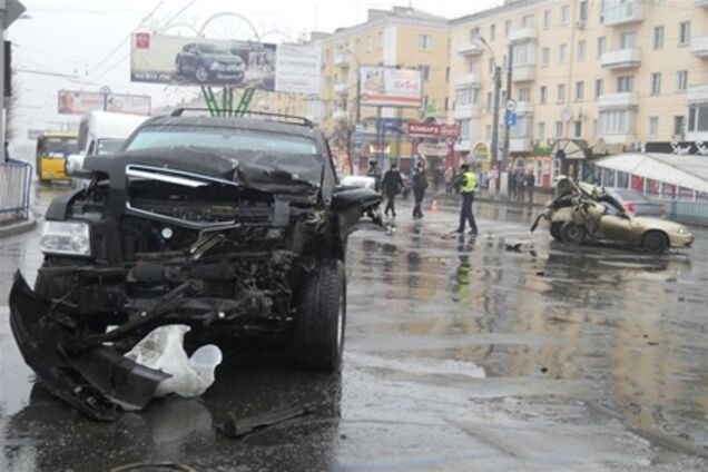 В Луганске 'Инфинити' отфутболил 'Дэу' в двух людей. Фото