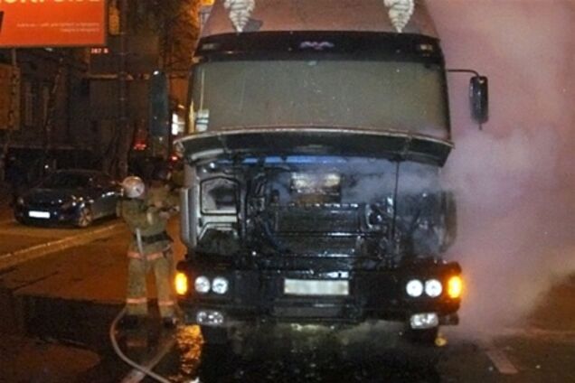 В Киеве на дороге загорелся грузовик