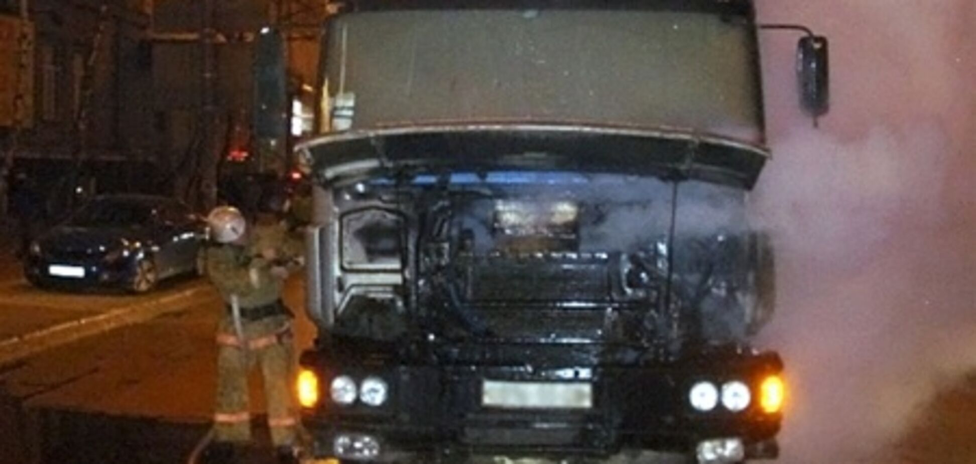 В Киеве на дороге загорелся грузовик