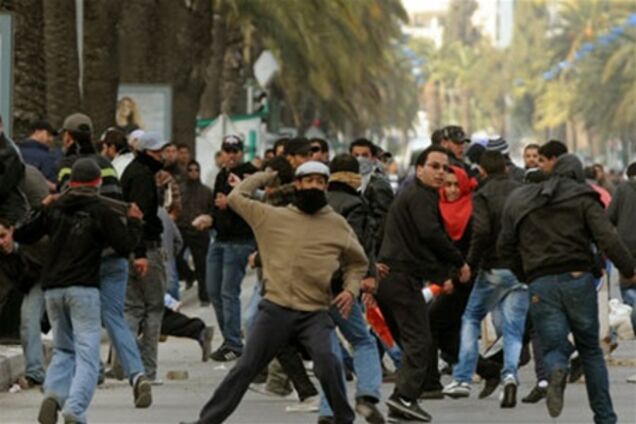 Зіткнення протестуючих з поліцією в Тунісі: сотні постраждалих