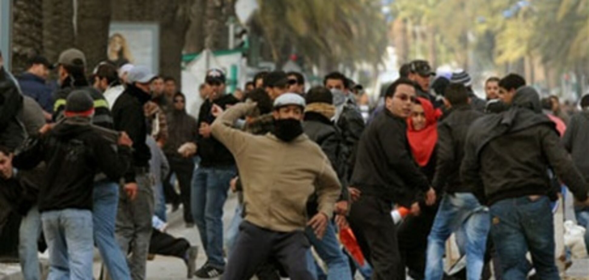 Столкновения протестующих с полицией в Тунисе: сотни пострадавших