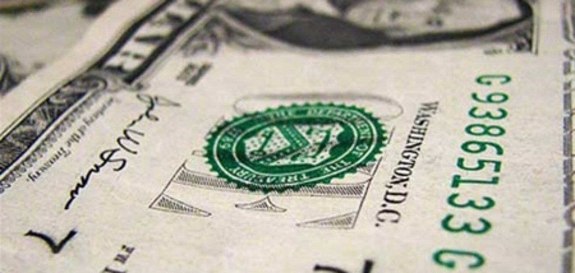 Доллар по отношению к евро приблизился к минимуму