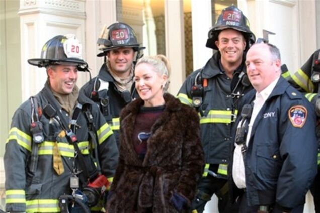 Шэрон Стоун смутила пожарных короткой шубкой. Фото