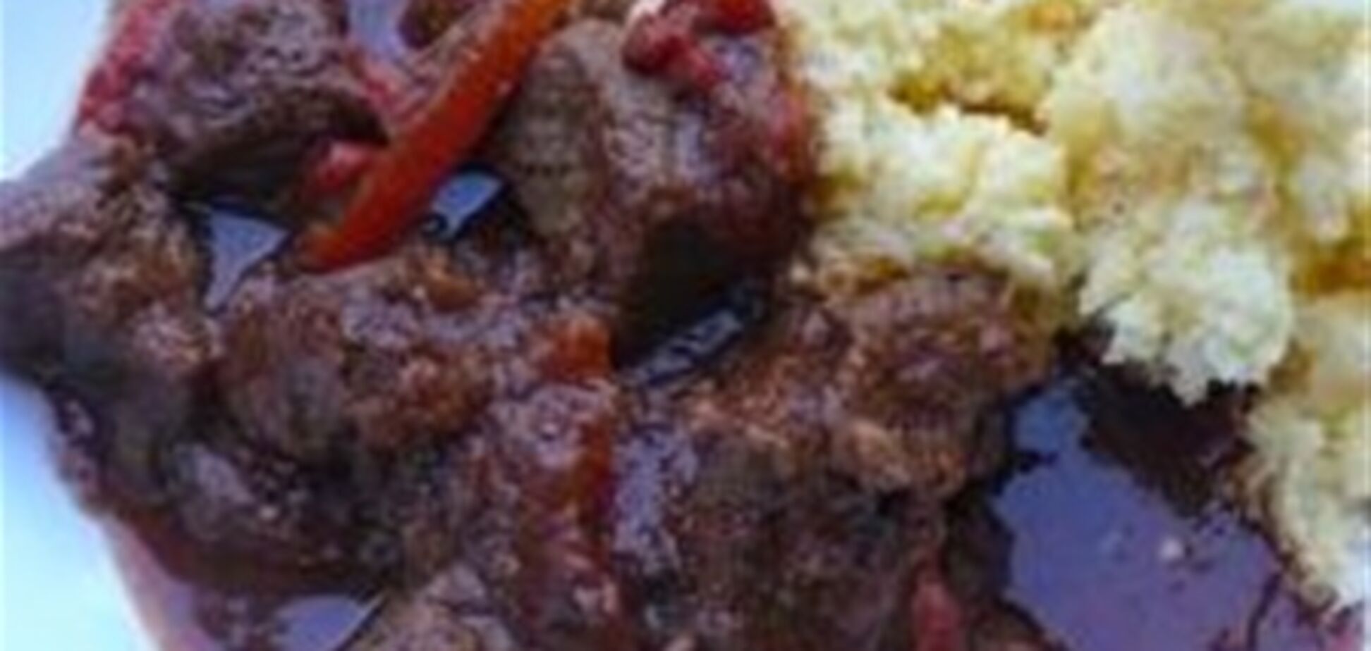 Гуляш из говядины с луком и сладким перцем