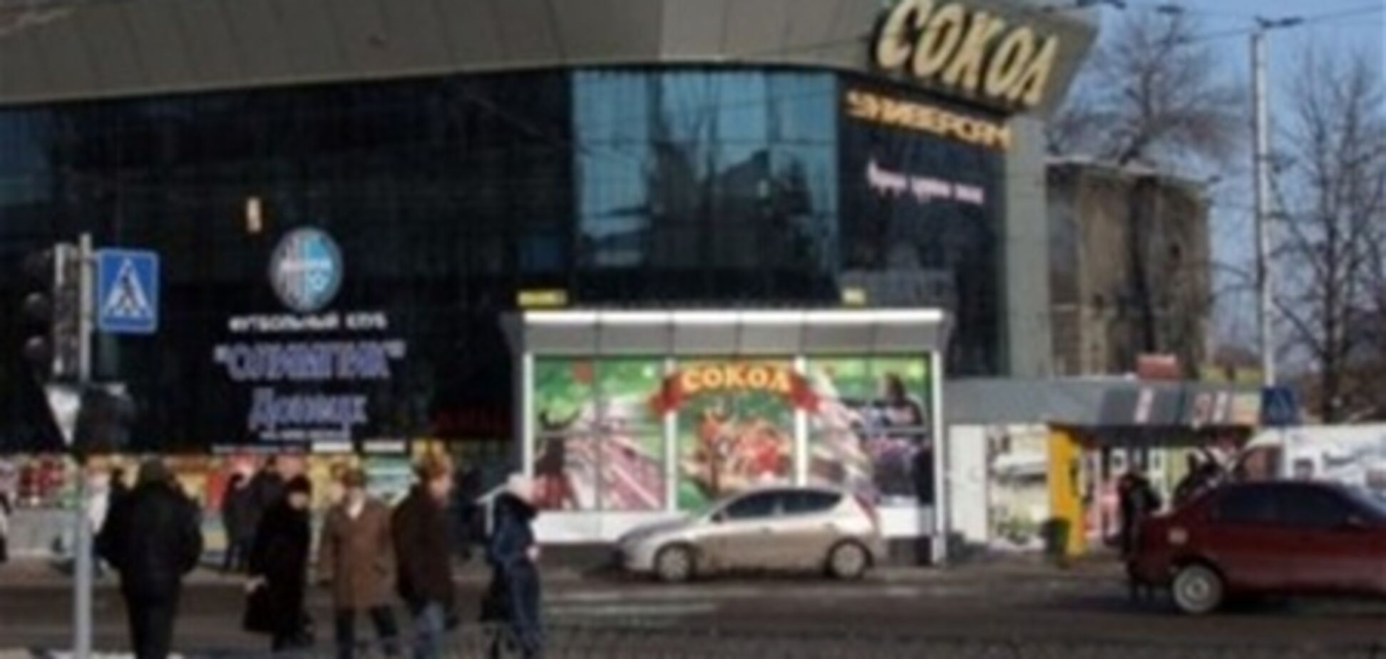 Охоронець супермаркету, який побив журналістів, відбувся громадськими роботами