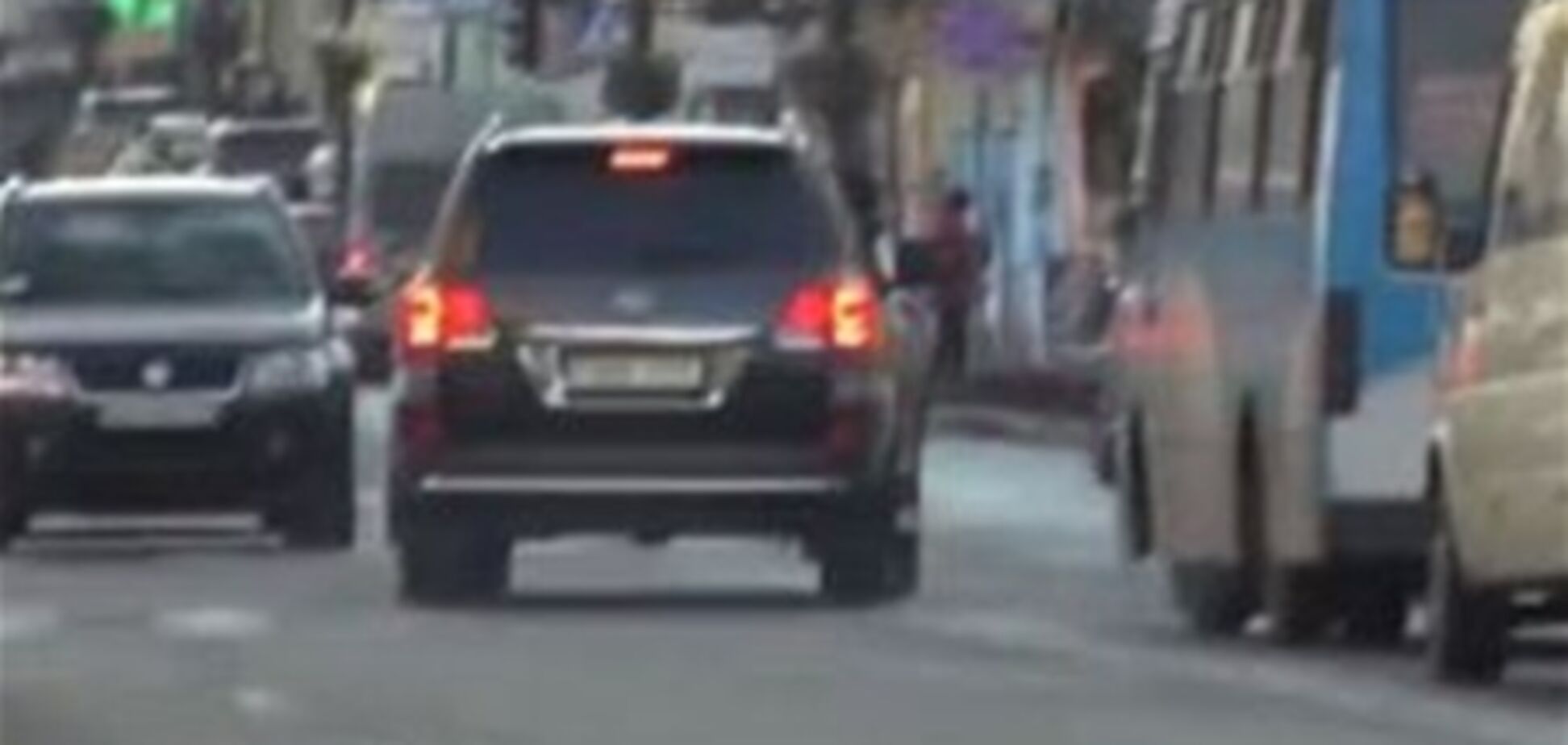 Киевский губернатор гоняет по встречной полосе. Видео