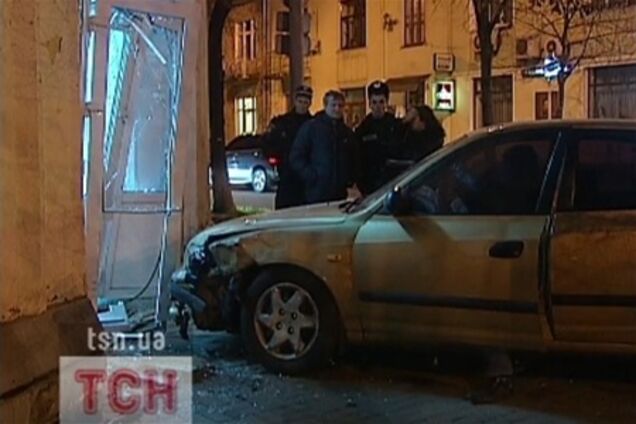 В центре Киева иномарка врезалась в аптеку